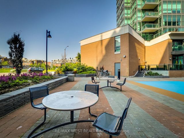 1801 - 1171 Queen St W