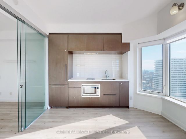 3016 - 155 Yorkville Ave