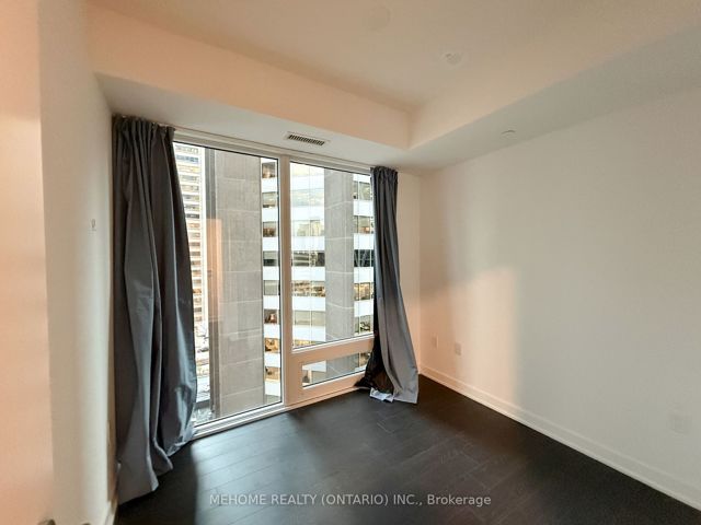 904 - 238 Simcoe St
