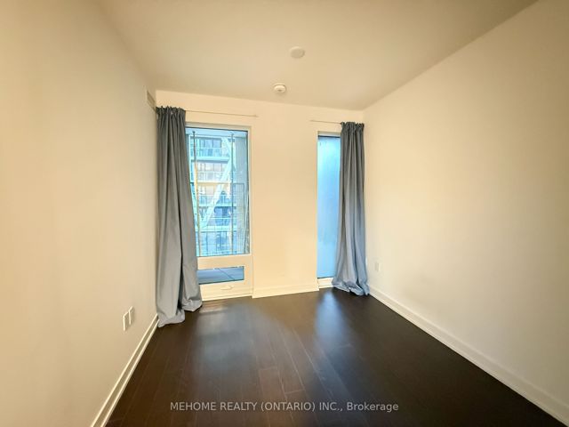 904 - 238 Simcoe St