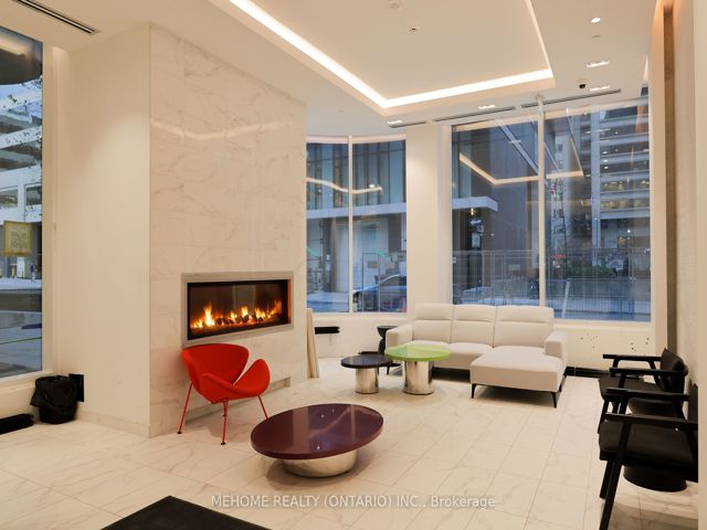 904 - 238 Simcoe St