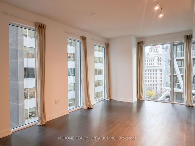 904 - 238 Simcoe St
