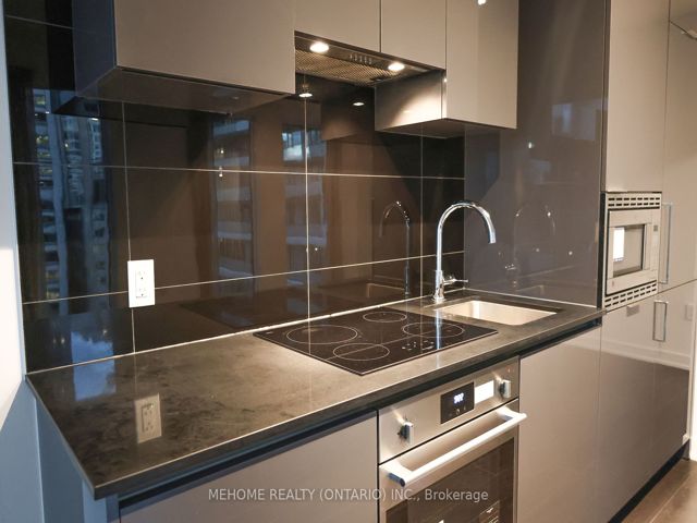 904 - 238 Simcoe St