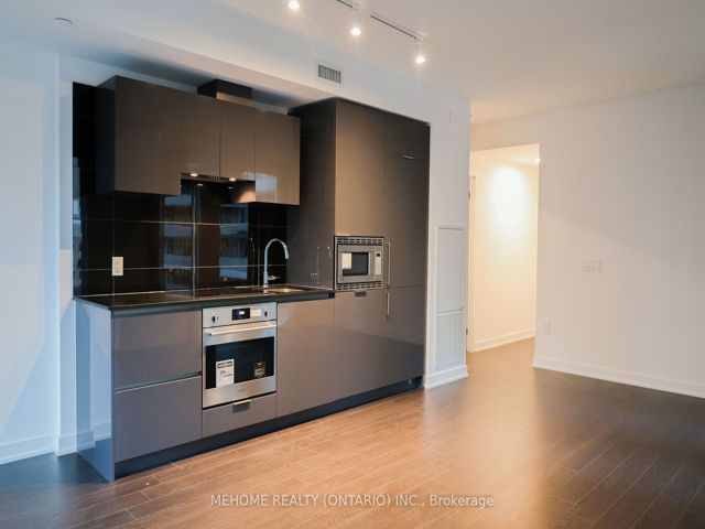 904 - 238 Simcoe St