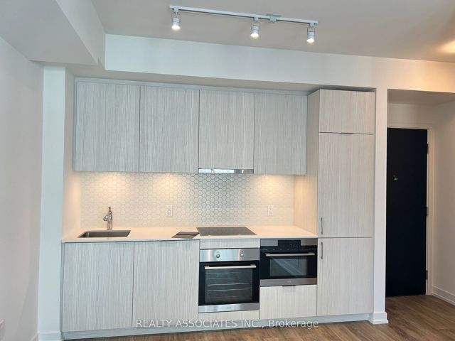1816 - 158 Front St E
