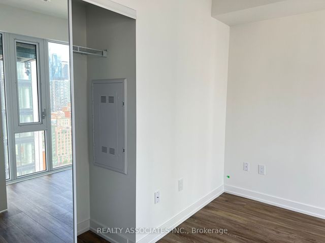 1816 - 158 Front St E