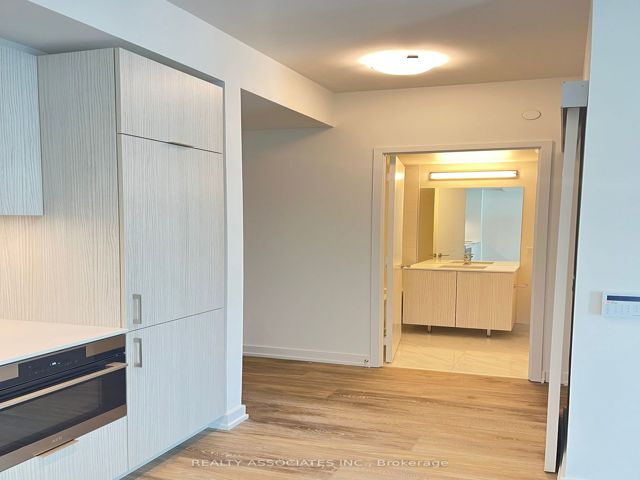 1816 - 158 Front St E