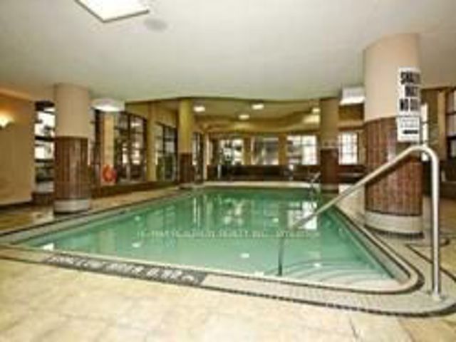 1001 - 736 Bay St