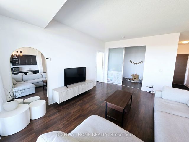 1005 - 35 Brian Peck Cres
