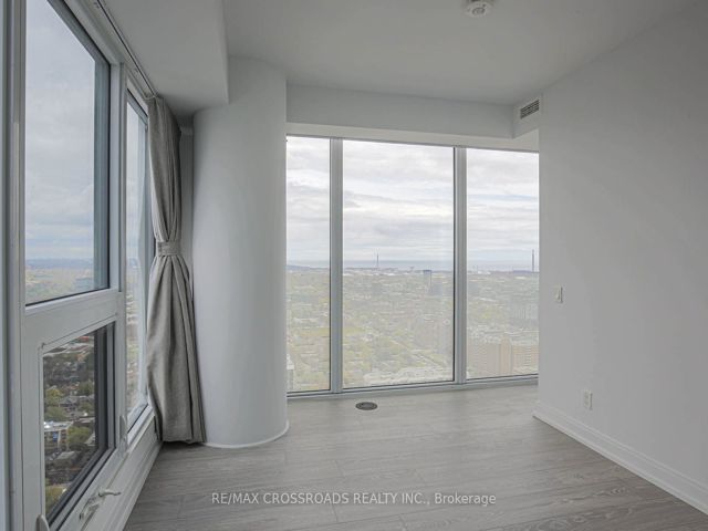 5303 - 181 Dundas St E