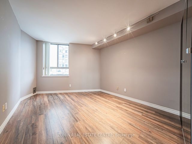 1304 - 260 Queens Quay W