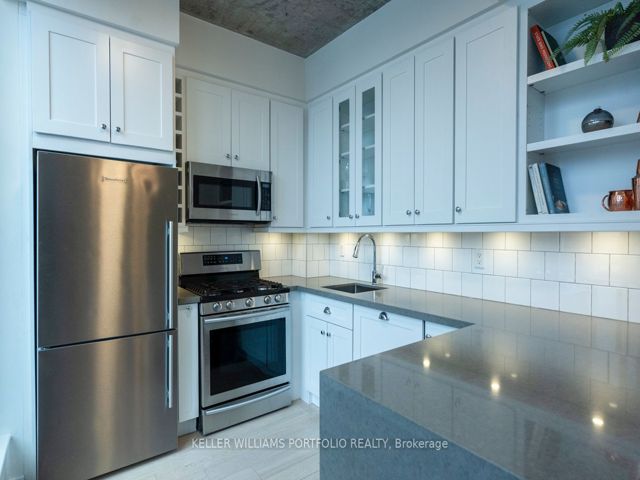 PH 806 - 301 Markham St