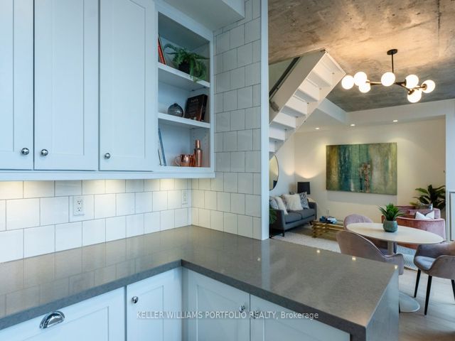 PH 806 - 301 Markham St