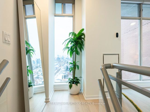 PH 806 - 301 Markham St