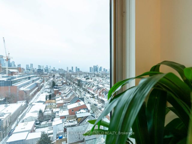 PH 806 - 301 Markham St