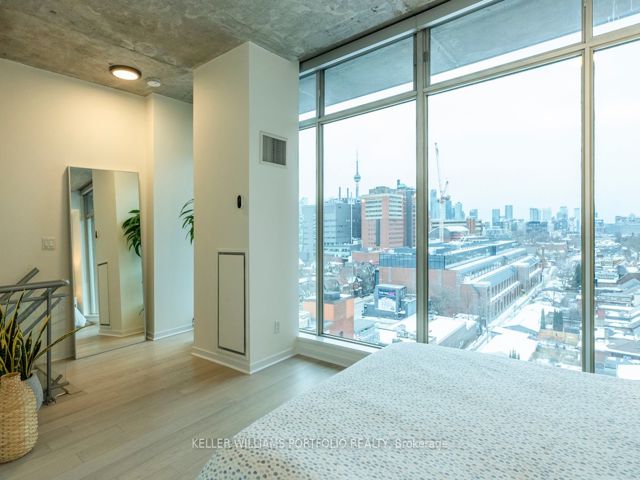 PH 806 - 301 Markham St
