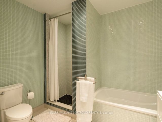 PH 806 - 301 Markham St