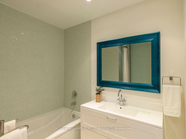 PH 806 - 301 Markham St