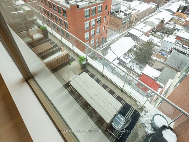 PH 806 - 301 Markham St