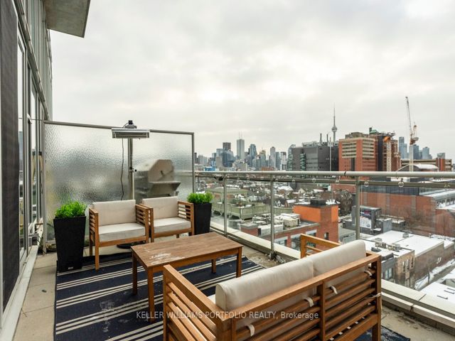 PH 806 - 301 Markham St