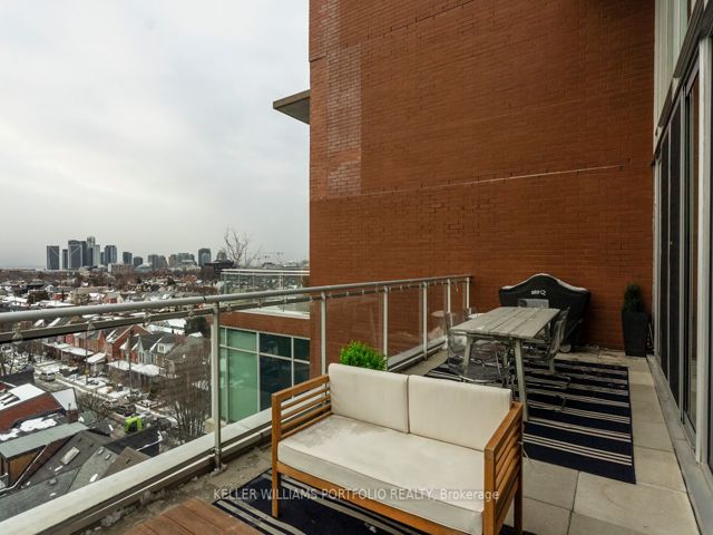 PH 806 - 301 Markham St