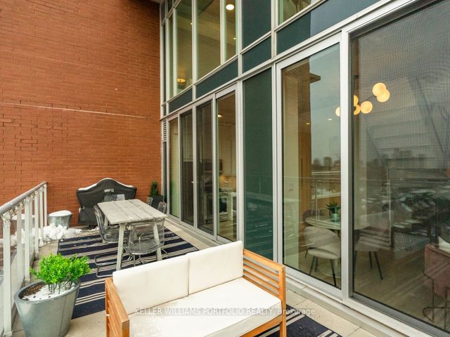 PH 806 - 301 Markham St