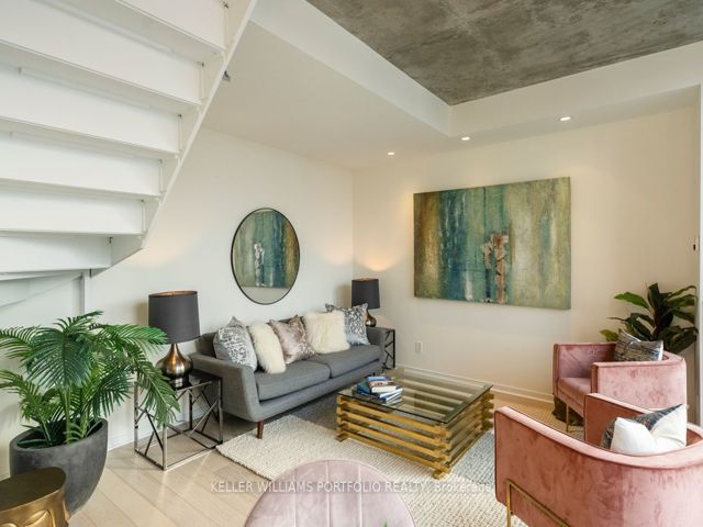 PH 806 - 301 Markham St