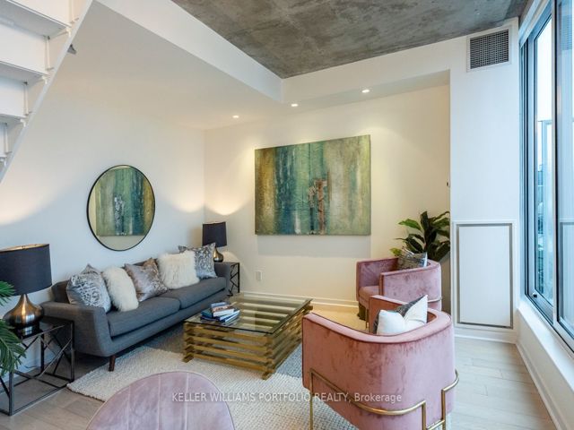 PH 806 - 301 Markham St