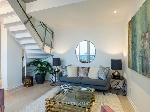 PH 806 - 301 Markham St