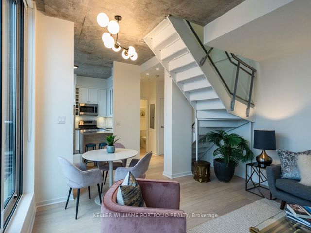 PH 806 - 301 Markham St