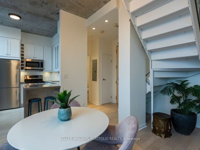 PH 806 - 301 Markham St