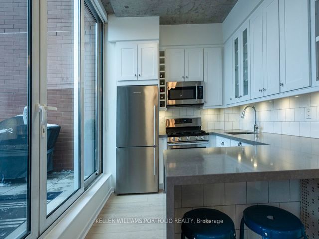 PH 806 - 301 Markham St