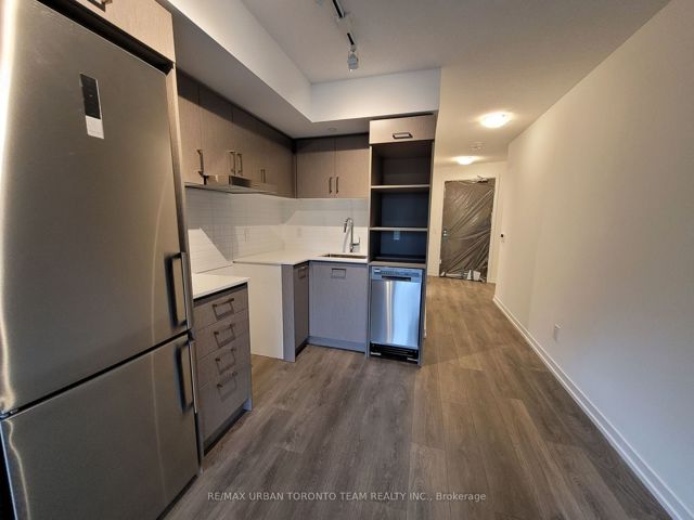 605 - 219 Dundas St E