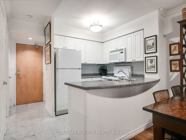 305 - 30 Hayden St