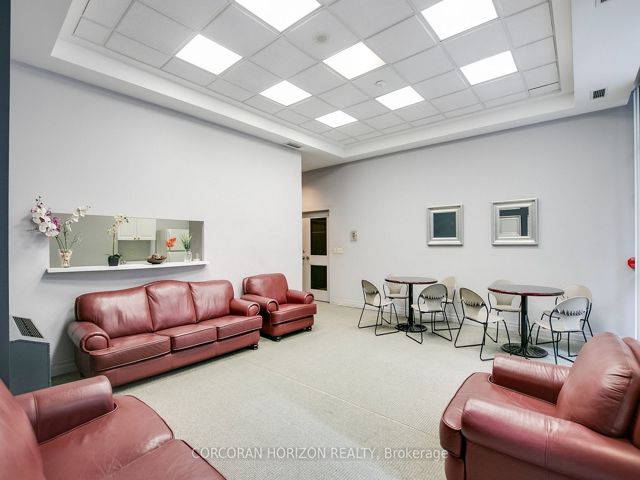 305 - 30 Hayden St