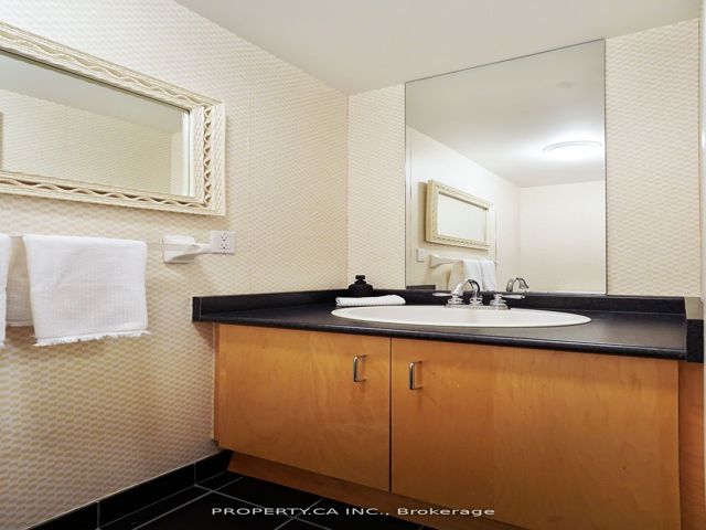 1212 - 168 King St E