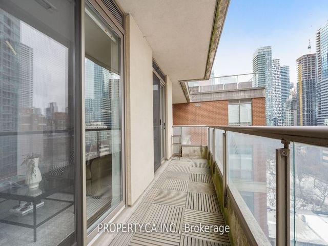 1212 - 168 King St E