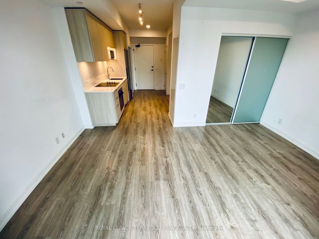 2111 - 20 Tubman Ave