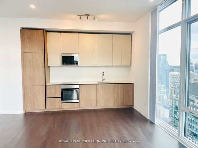 GPH29 - 28 Widmer St S