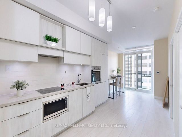 2004 - 8 Eglinton Ave E