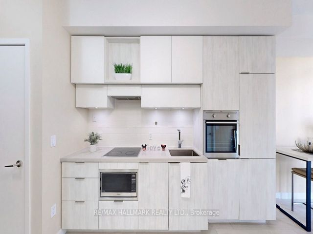 2004 - 8 Eglinton Ave E