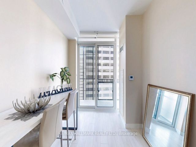 2004 - 8 Eglinton Ave E