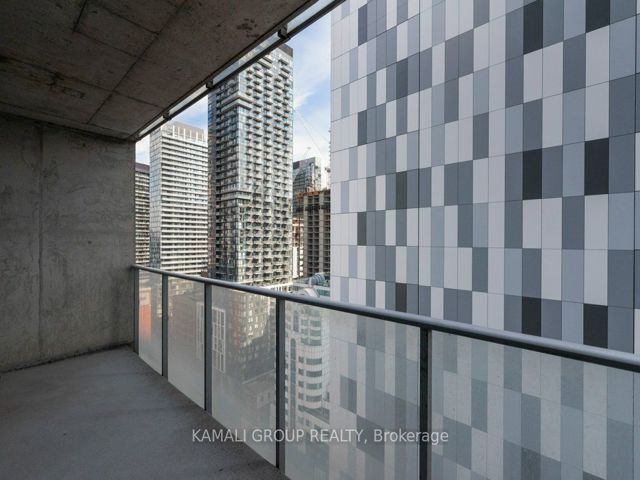 2206 - 375 King St W
