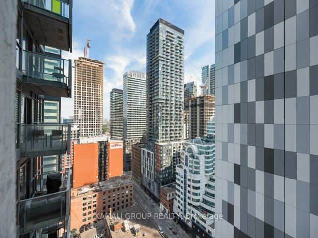 2206 - 375 King St W