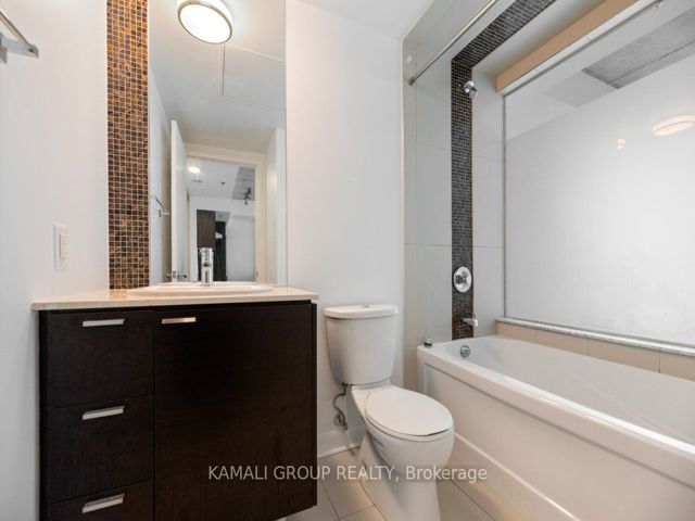 2206 - 375 King St W