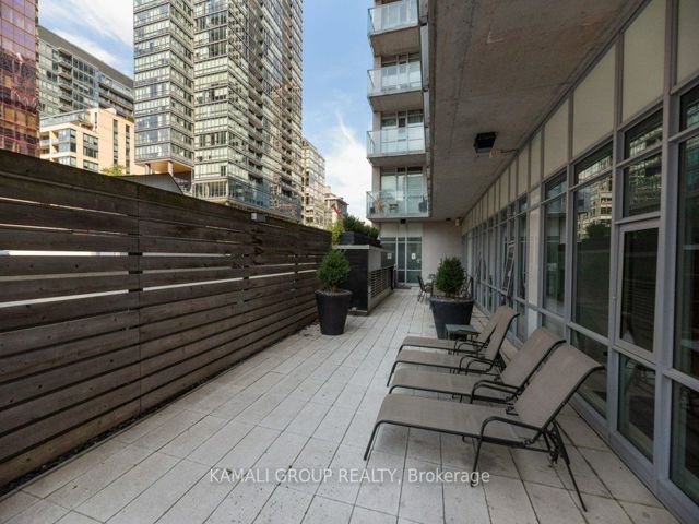 2206 - 375 King St W