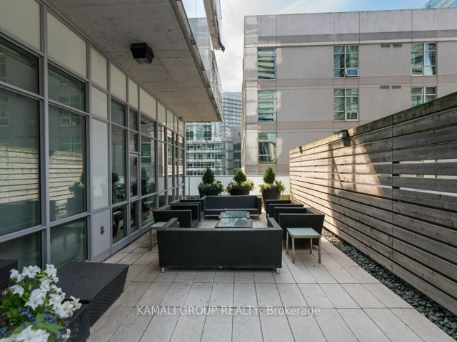 2206 - 375 King St W