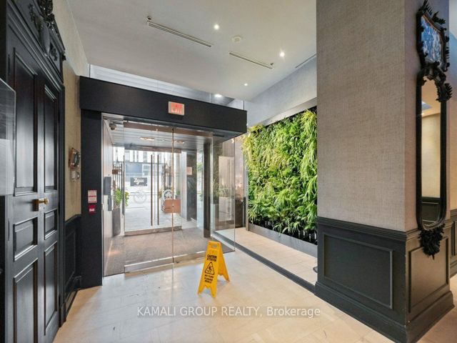 2206 - 375 King St W
