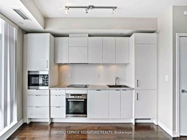 805 - 21 Widmer St