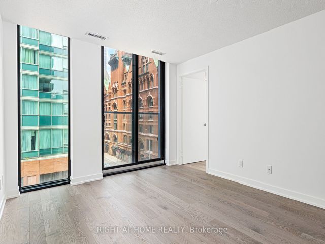 415 - 25 Richmond St E